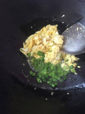 锅热倒点油，把打散的鸡蛋倒进去，用铲子快速的翻搅