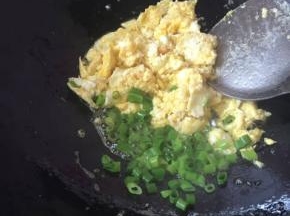 锅热倒点油，把打散的鸡蛋倒进去，用铲子快速的翻搅
