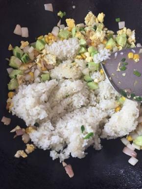 放入剩米饭