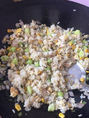 加适量盐和鸡精调味