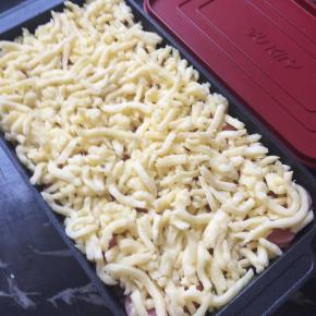 再铺上一层芝士 ，放入烤箱200度烤15分钟