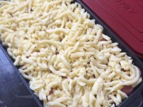 再铺上一层芝士 ，放入烤箱200度烤15分钟