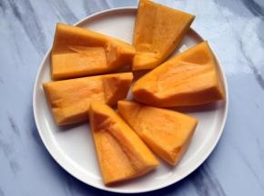 南瓜去皮洗净切片