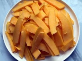 上锅蒸或者用微波炉，蒸熟即可