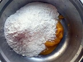 加入糯米粉，糖和玉米淀粉