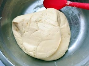 拌匀揉成团（具体糯米粉量根据实际情况来，不粘手就可以了，）