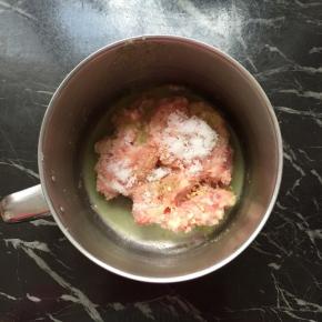 肉糜里放入葱姜水，盐，味精，糖，花椒粉用筷子一个方向的搅上劲