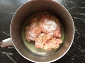 肉糜里放入葱姜水，盐，味精，糖，花椒粉用筷子一个方向的搅上劲