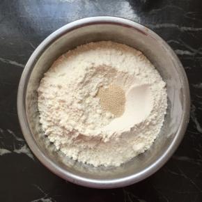 面粉里放入糖和酵母用水