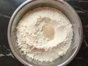 面粉里放入糖和酵母用水