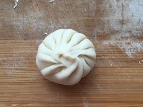 一发就是面团揉好可以直接包馅的，蒸盘上面垫个油纸，放入包子，发酵半小时
