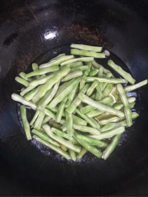 加入适量的清水，水不要太多，刚好淹没住四季豆即可！


