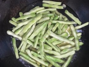 加入适量的清水，水不要太多，刚好淹没住四季豆即可！

