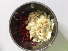 蒜瓣剁碎，干辣椒切成段儿备用！（还要炒其他的菜，我就把干辣椒和蒜瓣都切好放在一起了！）

