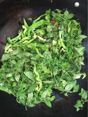 倒入沥干水分的荆芥翻炒均匀！
