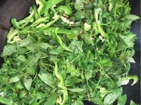 倒入沥干水分的荆芥翻炒均匀！
