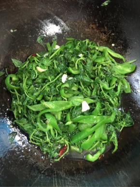 加入一勺盐快速翻炒至荆芥变蔫儿即可！

