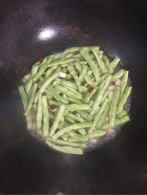四季豆煮熟后放入葱白翻炒均匀！


