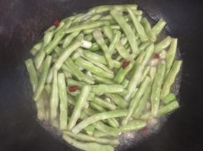 四季豆煮熟后放入葱白翻炒均匀！


