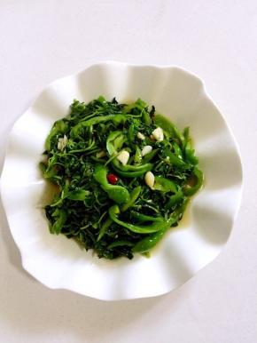 做好的青椒炒荆芥，非常的下饭哦，荆芥独有的味道真是让人吃了还想吃！

