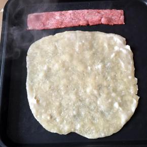 将饼皮和培根放在电饼档上煎至两面金黄，培根煎熟