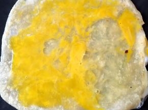 饼皮翻面打入鸡蛋打散