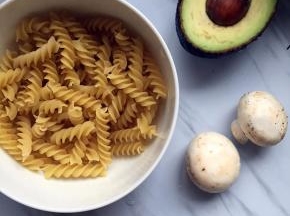 材料准备好，牛油果用刀切开，两手拧一下扳开，去掉核