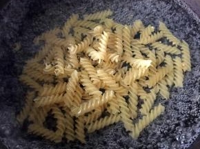 锅里烧开水，倒入螺旋面