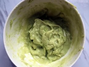 用勺子挖出牛油果果肉，加牛奶用料理机打成泥