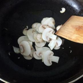 干净的锅里倒适量油，倒入口菇翻炒几下
