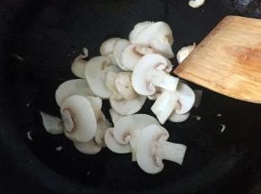 干净的锅里倒适量油，倒入口菇翻炒几下