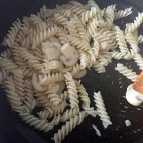 倒入螺旋面炒匀