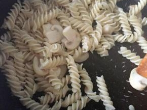 倒入螺旋面炒匀