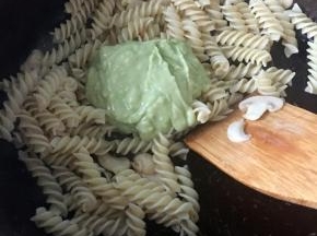 倒入牛油果泥拌匀，加适量盐，黑胡椒粉，洒上一些罗勒，拌匀就OK了