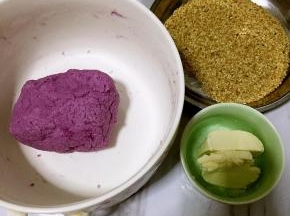 揉成团，准备一些白芝麻