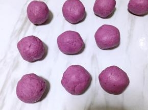 带上一次性手套，将紫薯团分成大小一样的团子