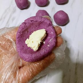 按扁放上一小块奶酪收口，揉圆