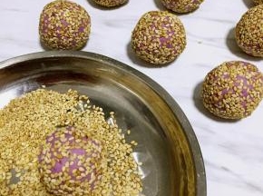 裹上一层白芝麻，轻轻压实，不然白芝麻会掉下来