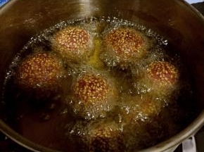 干净的锅里倒入多些油，中火烧热转小火，紫薯团慢慢一个一个放进去小火炸，炸至紫薯团漂上来，再炸一分钟即可