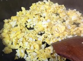 锅里倒适量油，鸡蛋倒入煎熟，用铲子铲碎，越碎越好