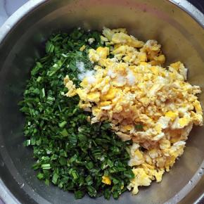 韭菜切碎，倒入鸡蛋，加适量油，盐，味精，胡椒粉拌匀