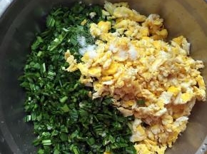 韭菜切碎，倒入鸡蛋，加适量油，盐，味精，胡椒粉拌匀