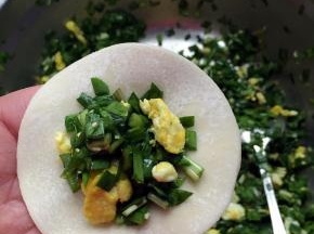 取一张饺子皮包入馅料包好