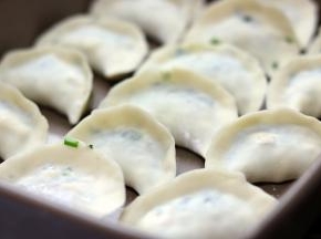 我用最普通的包法，就是两边对折捏紧，右边错开一点捏紧就会多一块折叠捏紧就好，左边也是