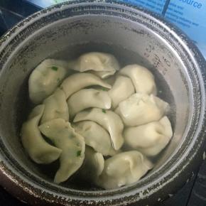 锅里烧开水，一个一个下入饺子，煮开后再倒一些清水进去，再次烧开，再放一次凉水，再烧开就好了