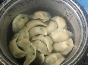 锅里烧开水，一个一个下入饺子，煮开后再倒一些清水进去，再次烧开，再放一次凉水，再烧开就好了