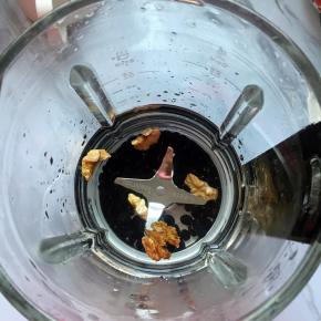 倒入破壁豆浆机，加入到800刻度的水