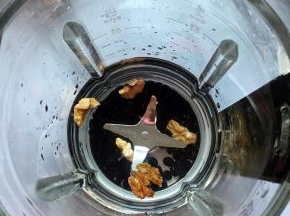 倒入破壁豆浆机，加入到800刻度的水