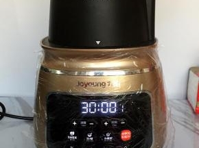 盖上盖子拧好，按五谷豆浆键启动开关