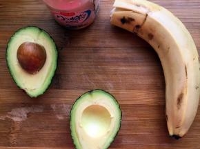 牛油果用刀转圈切，然后两手拧一下就开了，中间的核去掉